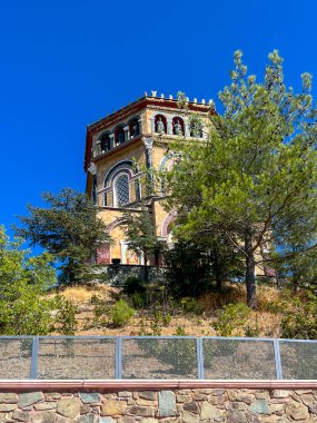 Throni Tepesi, Kıbrıs dağlarındaki Kykkos Manastırı yakınlarında bir tapınakla Taht Tepesi 'ne çevrilir. Orada 