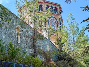 Throni Tepesi, Kıbrıs dağlarındaki Kykkos Manastırı yakınlarında bir tapınakla Taht Tepesi 'ne çevrilir. Orada 