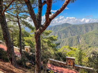 Kıbrıs 'ın Troodos Dağları' ndaki Kykkos Manastırı 'nın Throni Tepesi' nden görünen dağ manzarası, Milikuri köyüne yakın.