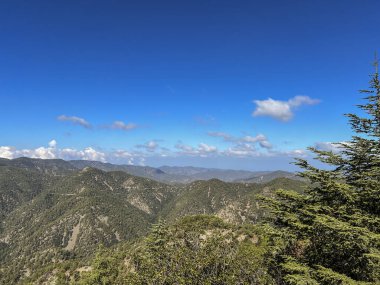 Kıbrıs 'ın Troodos Dağları' ndaki Kykkos Manastırı 'nın Throni Tepesi' nden görünen dağ manzarası, Milikuri köyüne yakın.