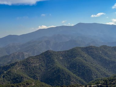 Kıbrıs 'ın Troodos Dağları' ndaki Kykkos Manastırı 'nın Throni Tepesi' nden görünen dağ manzarası, Milikuri köyüne yakın.