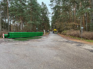 Yeşil borulardan oluşan bir kanalizasyon şebekesinin yapımı. Boru kaynaklarının yeraltına yerleştirilmesi.