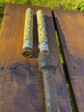 3 yıllık kullanımdan sonra ısı pompasının sıcak su tankından çıkarılan iki adet kullanılmış magnezyum anot. Anıtlar tankı aşınmadan korumak için..