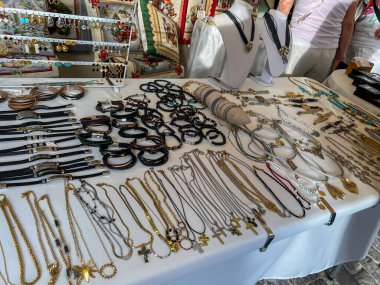 Omodos, Kıbrıs Rum Kesimi, 16 Ekim 2024: Bölgesel hediyelik eşya, sanat ve el sanatları satan dükkanlarla dolu dar sokakları olan eski Kıbrıs Rum Kesimi. Sanat eserleri, zincirler, kolyeler, küpeler..