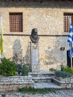 Omodos, Kıbrıs, 16 Ekim 2024: Kıbrıs Rum Kesimi 'nin Omodos kentindeki Başrahip Dositheos Anıtı.