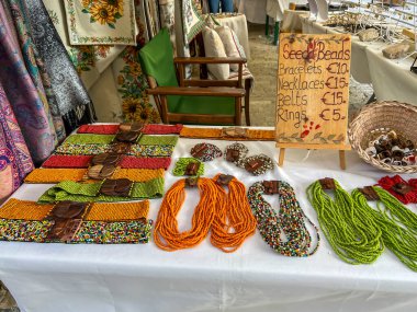 Omodos, Kıbrıs Rum Kesimi, 16 Ekim 2024: Bölgesel hediyelik eşya, sanat ve el sanatları satan dükkanlarla dolu dar sokakları olan eski Kıbrıs Rum Kesimi. Sanatsal olarak hediyelik eşya..