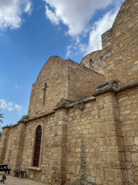 Enkomi bölgesinde yer alan Kuzey Kıbrıs Rum Kesimi 'nde Aziz Barnabas Simge Müzesi ve Arkeoloji Bölgesi (önceden bir kilise).