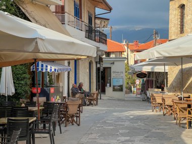 Omodos, Kıbrıs, 16 Ekim 2024: Kıbrıs 'ın eski Omodos kenti. Bölgesel hediyelik eşya, sanat ve zanaat satan dükkanlarla dolu dar sokaklar, kafeler, barlar, restoranlar.