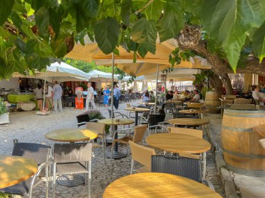 Omodos, Kıbrıs, 16 Ekim 2024: Kıbrıs 'ın eski Omodos kenti. Bölgesel hediyelik eşya, sanat ve zanaat satan dükkanlarla dolu dar sokaklar, kafeler, barlar, restoranlar.