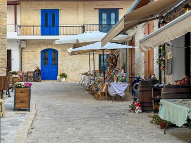 Omodos, Kıbrıs Rum Kesimi, 16 Ekim 2024: Bölgesel hediyelik eşya, sanat ve el sanatları satan dükkanlarla dolu dar sokakları olan eski Kıbrıs Rum Kesimi.