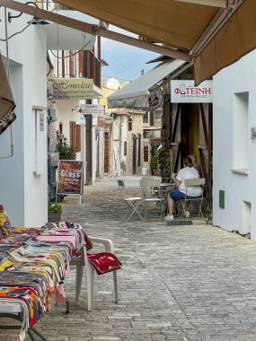 Omodos, Kıbrıs Rum Kesimi, 16 Ekim 2024: Bölgesel hediyelik eşya, sanat ve el sanatları satan dükkanlarla dolu dar sokakları olan eski Kıbrıs Rum Kesimi.