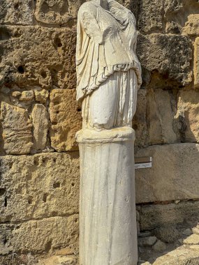 Salamina, Kıbrıs, 17 Ekim 2024: Salamina - Kıbrıs 'ta bulunan antik bir şehir ve liman. Şu anda adanın Türk kesiminde, Famagusta yakınlarında. Harabeler arasında kısmen hasar görmüş eski heykeller..