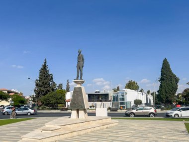 Larnaca, Kıbrıs, 17 Ekim 2024: EOKA özgürlük savaşçısı Mickalakis Parides anısına heykel.