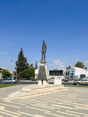 Larnaca, Kıbrıs, 17 Ekim 2024: EOKA özgürlük savaşçısı Mickalakis Parides anısına heykel.