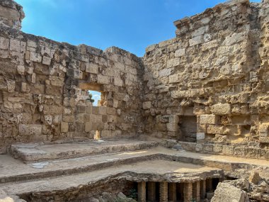 Salamina - Kıbrıs 'ta bulunan antik bir şehir ve liman. Şu anda adanın Türk kesiminde, Famagusta yakınlarında. Eski zemin parçalarıyla harabeler..