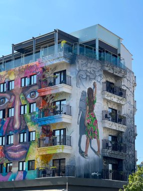 Larnaca, Kıbrıs, 17 Ekim 2024: Yaratıcı ön cepheli apartmanlar.