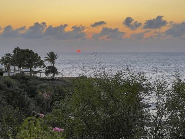 Kıbrıs 'ın Paphos ilçesindeki Kissonerga plajında Akdeniz' de gün batımı.