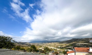 Kıbrıs adasındaki Troodos Dağları 'ndaki Omodos şehir alanından bir manzara.