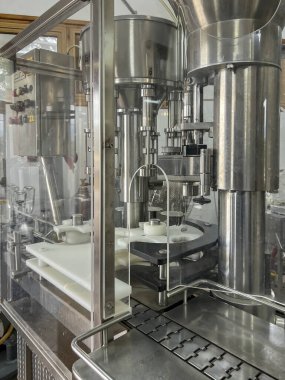 Şarap üretimi için küçük bir şaraphanedeki teknolojik tesisatın bir parçası..