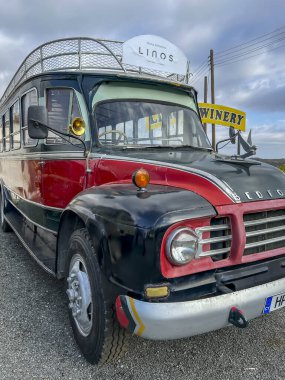 Omodos, Kıbrıs, 16 Ekim 2024: 1952-1969 yılları arasında İngiliz markası Bedford altında üretilen orta sınıf bir karavan, Kıbrıs 'ın Troodos Dağları' ndaki Linos şaraphanesinin önündeki otoparkta duruyordu..