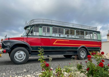 1952-1969 yılları arasında İngiliz markası Bedford tarafından üretilen orta sınıf bir karavan, Kıbrıs 'ın Troodos Dağları' ndaki Omodos kentindeki Linos şaraphanesinin önündeki otoparkta duruyordu..