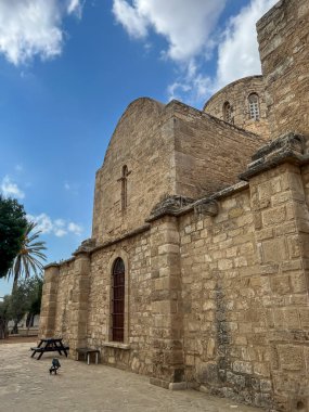 Enkomi bölgesinde yer alan Kuzey Kıbrıs Rum Kesimi 'nde Aziz Barnabas Simge Müzesi ve Arkeoloji Bölgesi (önceden bir kilise).