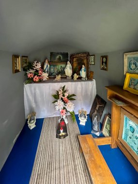 Mirow, Polonya, 26 Eylül 2024: Polonya 'da Mirow Kalesi yakınlarında bir 19. yüzyıl yol kenarı şapelinin içi. Yerel halkın halk dindarlığının kanıtı..