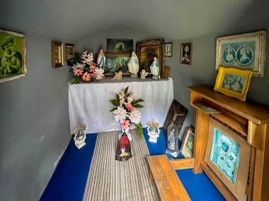 Mirow, Polonya, 26 Eylül 2024: Polonya 'da Mirow Kalesi yakınlarında bir 19. yüzyıl yol kenarı şapelinin içi. Yerel halkın halk dindarlığının kanıtı..