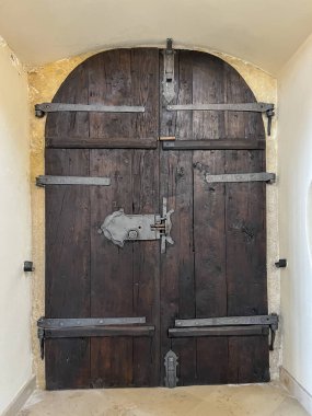 Zamosc, Polonya, 11 Eylül 2024: Zamosc 'taki sinagogun içi. Ana salon - eski kapı.