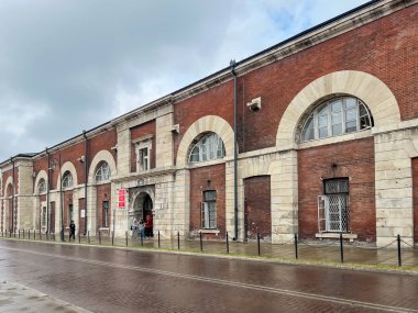 Zamosc, Polonya, 12 Eylül 2024: Polonya 'daki Zamosc Kalesi' nin eski binalarından biri, şu anda 