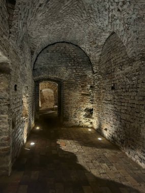 Chelm, Polonya, 12 Eylül 2024: Polonya 'nın doğusundaki Chelm Hanımefendisinin Sığınağı' ndaki bazilika altındaki bodrum ve mahzenler 2018 yılından beri halka açıktır..