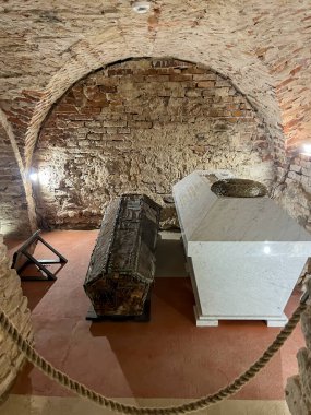 Chelm, Polonya, 12 Eylül 2024: Chelm Leydimizin Sığınağı 'ndaki Bazilika' nın altındaki mahzenler. Mahzenlerde gömülenlerin kalıntıları bireysel ve toplu tabutlarda toplandı..