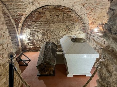 Chelm, Polonya, 12 Eylül 2024: Chelm Leydimizin Sığınağı 'ndaki Bazilika' nın altındaki mahzenler. Mahzenlerde gömülenlerin kalıntıları bireysel ve toplu tabutlarda toplandı..