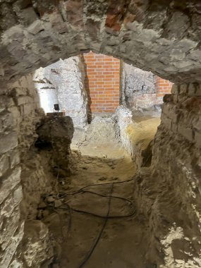 Chelm, Polonya, 12 Eylül 2024: Polonya 'nın doğusundaki Chelm Hanımefendisinin Sığınağı' ndaki bazilika altındaki bodrum ve mahzenler 2018 yılından beri halka açıktır..