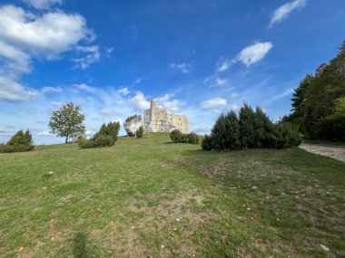 Mirow Kalesi, Polonya 'daki Krakow-Czestochowa tepesinde..