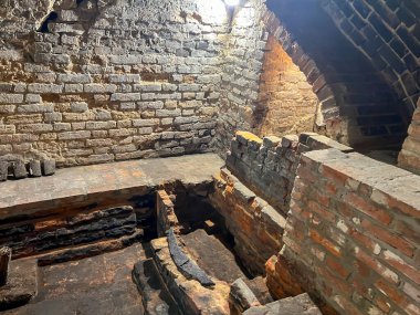 Chelm, Polonya, 13 Eylül 2024: Doğu Polonya 'daki Chelm Hanımefendisinin Sığınağı' ndaki bazilika altındaki bodrum ve mahzenler 2018 yılından beri halka açıktır..