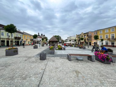 Chelm, Polonya, 10 Eylül 2024: Chelm 'deki Doktor Edward Luczkowski Meydanı - eski eski kasaba meydanı, şehrin ana tarihi atardamarı tarafından şehir merkezinde yer alır..