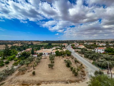 Limasol yakınlarındaki Kıbrıs 'taki Ortaçağ Haçlı Şatosu Kolossi' nin çatısını oluşturan terastan bölgeye bir bakış.