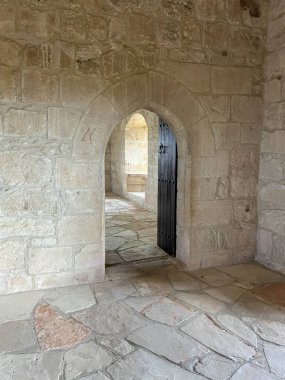 Kolossi, Kıbrıs, 18 Ekim 2024: Kıbrıs 'taki ortaçağ Kolossi şatosunun içi. Açık kapılar, taş duvarlar.