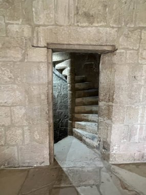 Kolossi, Kıbrıs, 18 Ekim 2024: Pencere ve taş bankları olan ortaçağ Kolossi kalesinin içi (Kıbrıs)).