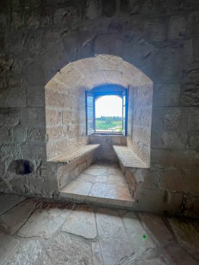 Kolossi, Kıbrıs, 18 Ekim 2024: Pencere ve taş bankları olan ortaçağ Kolossi kalesinin içi (Kıbrıs)).