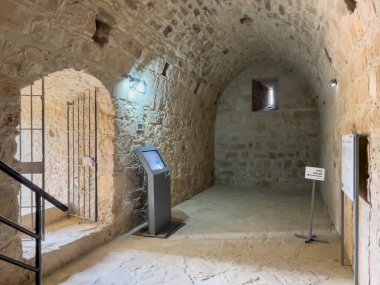 Kolossi, Kıbrıs, 18 Ekim 2024: Pencere ve taş bankları olan ortaçağ Kolossi kalesinin içi (Kıbrıs)).