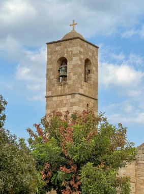 Kıbrıs Rum Kesimi 'nin Enkomi (Tuzla) kentinde bir simge ve arkeoloji müzesi olan St. Barnabas eski manastırındaki kule.