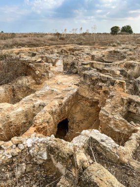 St. Barnabas kilisesi yakınlarındaki antik binaların kalıntıları ve yeraltı mezarları, Salamis ve Enkomi arasında, Kuzey Kıbrıs.
