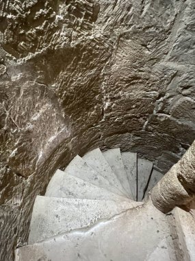 Kıbrıs 'taki Kolossi kalesinde eski, taştan bir sarmal merdiven..