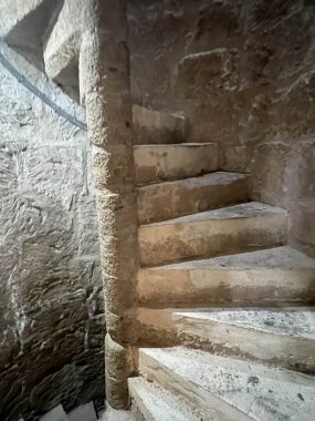 Kıbrıs 'taki Kolossi kalesinde eski, taştan bir sarmal merdiven..