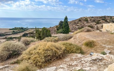 Panorama, Kıbrıs 'taki büyük bir arkeoloji merkezi olan Kourion bölgesinin, Akdeniz' deki bir adanın manzarası.