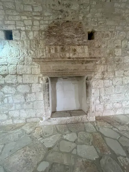 Ortaçağ Kolossi şatosunun içinde pencere ve taş banklar (Kıbrıs)).