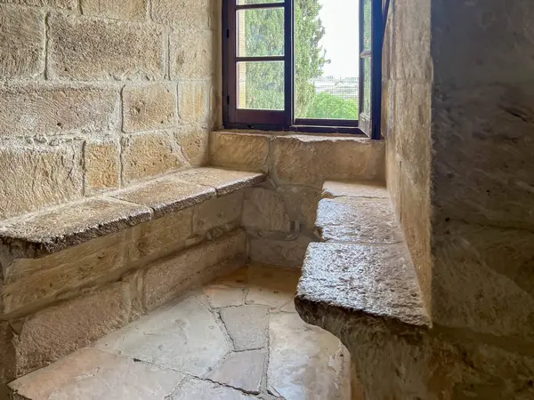 Ortaçağ Kolossi şatosunun içinde pencere ve taş banklar (Kıbrıs)).