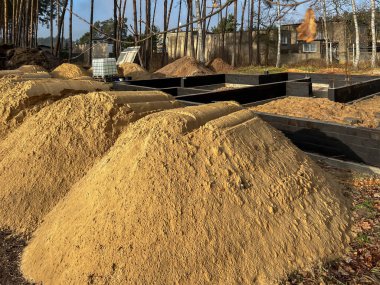 Kum, inşaat halindeki tek bir aile evinin temellerini örtmek için hazırlandı..